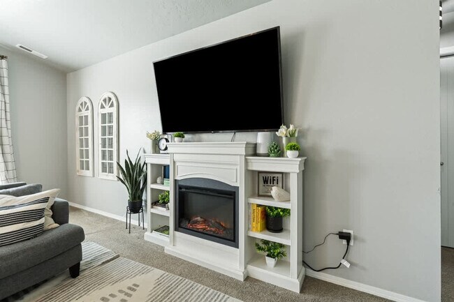 Building Photo - 17541 Mountain Springs Ave