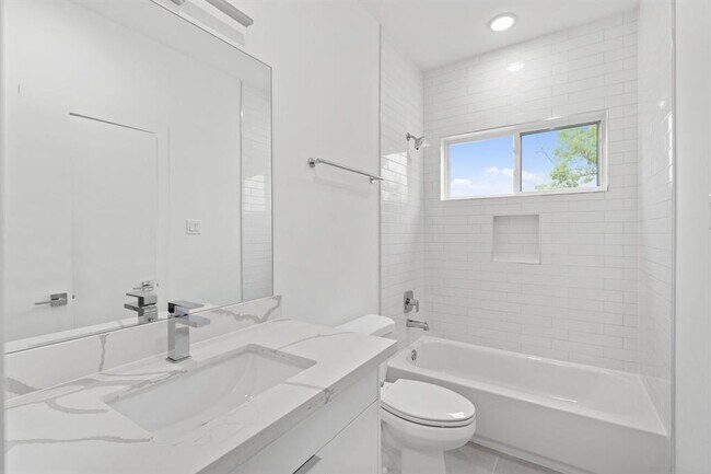 Building Photo - 216 E 31st 1/2 St
