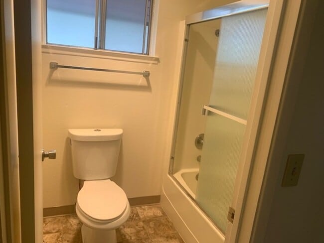 Building Photo - 2 Bedrooms, 1.5 Bathrooms