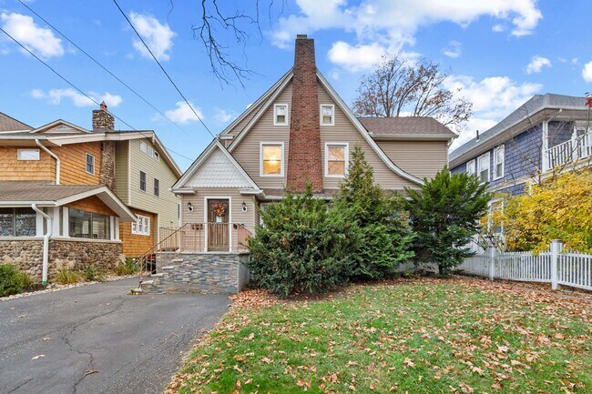 Building Photo - 23 2nd St