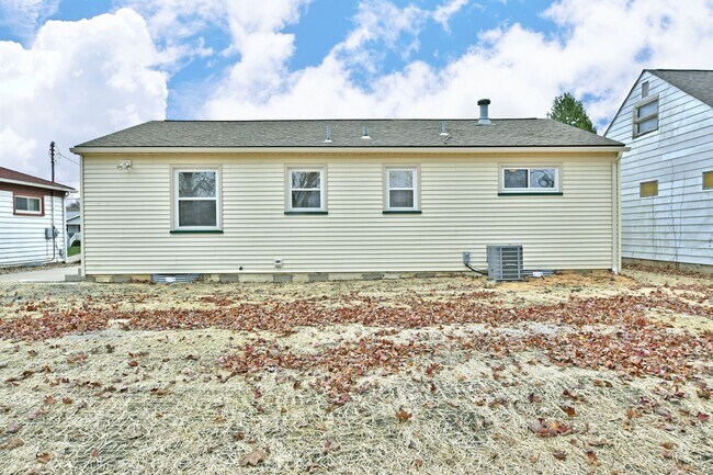 Building Photo - House for RENT in Girard!