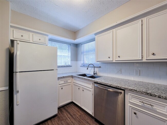 Building Photo - 6606 Brittany Park Ln