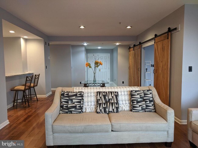 Building Photo - 10 E Lee St