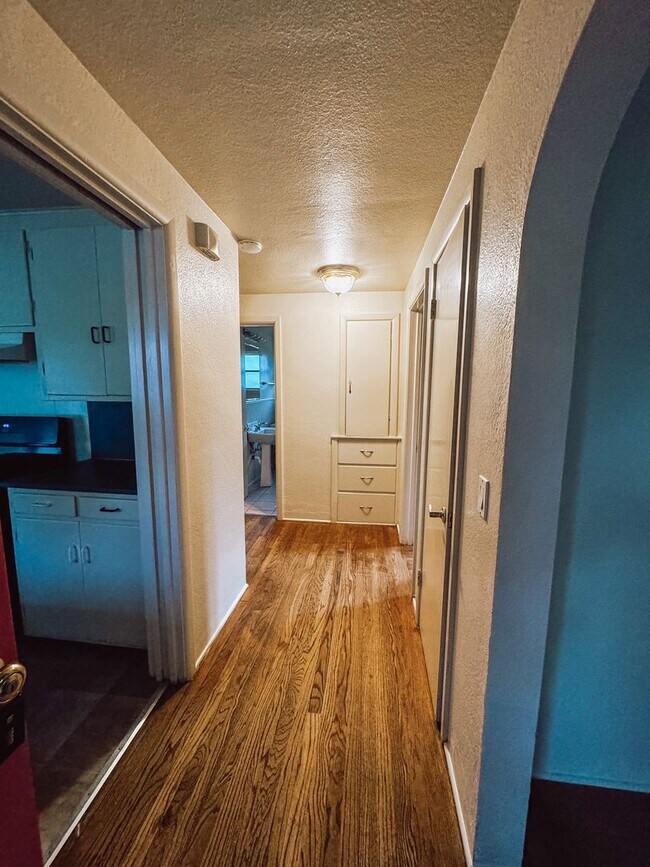 Building Photo - Charming 3 Bedroom in River Road Area!