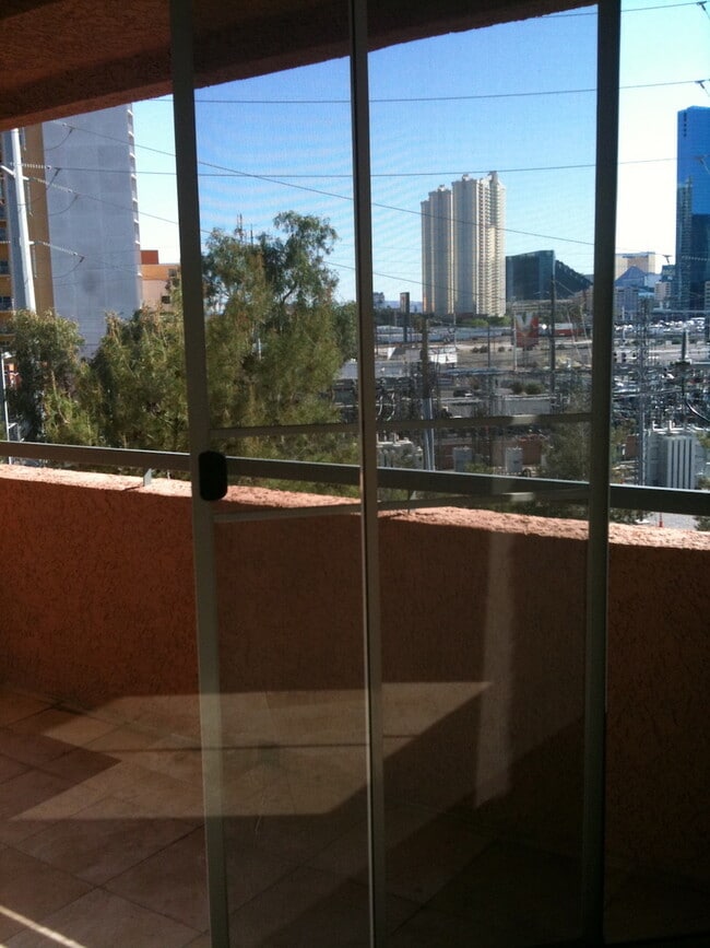 Building Photo - Fully furnished top floor strip view condo at the fabulous Meridian