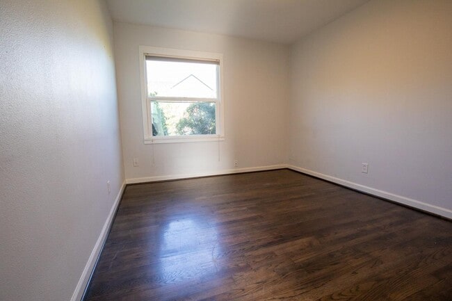 Building Photo - 4550 NE 14th Pl