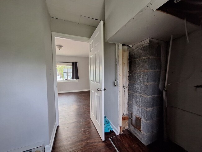 Building Photo - Ready to be your next home!  Three bedroom ranch is beautiful Roseville