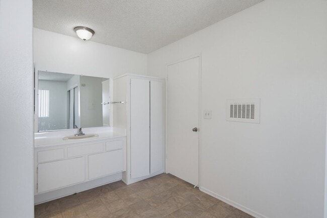 Building Photo - 6907 Whitsett Ave