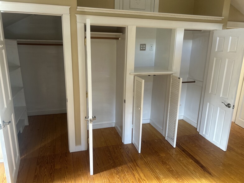 Building Photo - 303 Waterbury Hill Rd