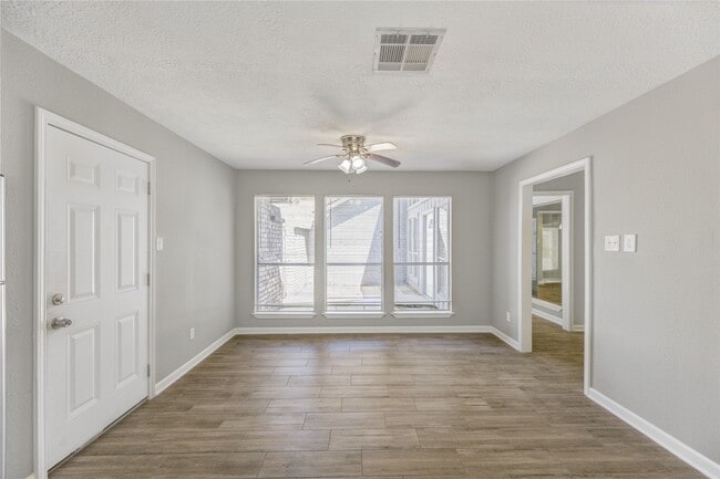 Building Photo - 5054 Pine Cliff Dr