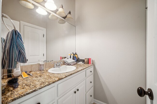 Building Photo - Stunning 5 bedroom 4.5 bath in Stonebrooke Glenn