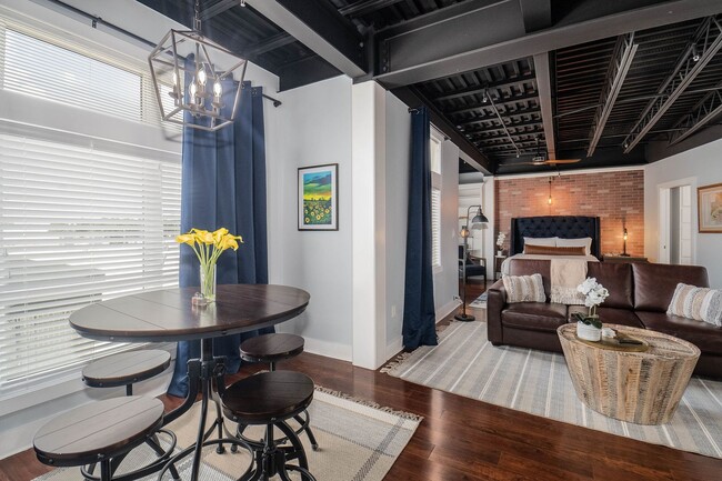 Building Photo - Executive Furnished Loft in Downtown Lakeland