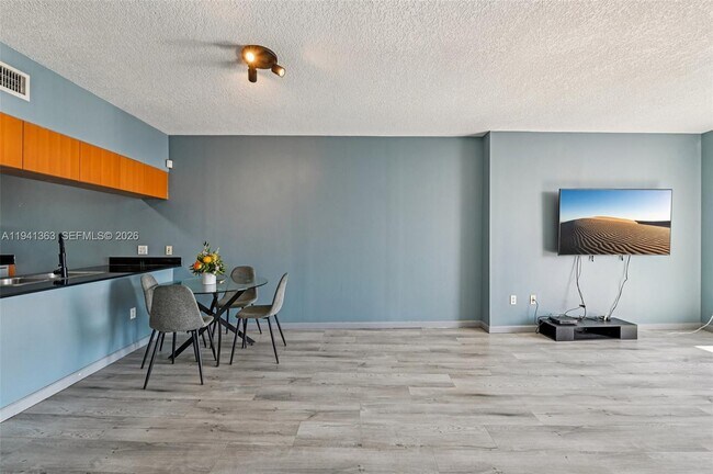 Building Photo - 1750 N Bayshore Dr