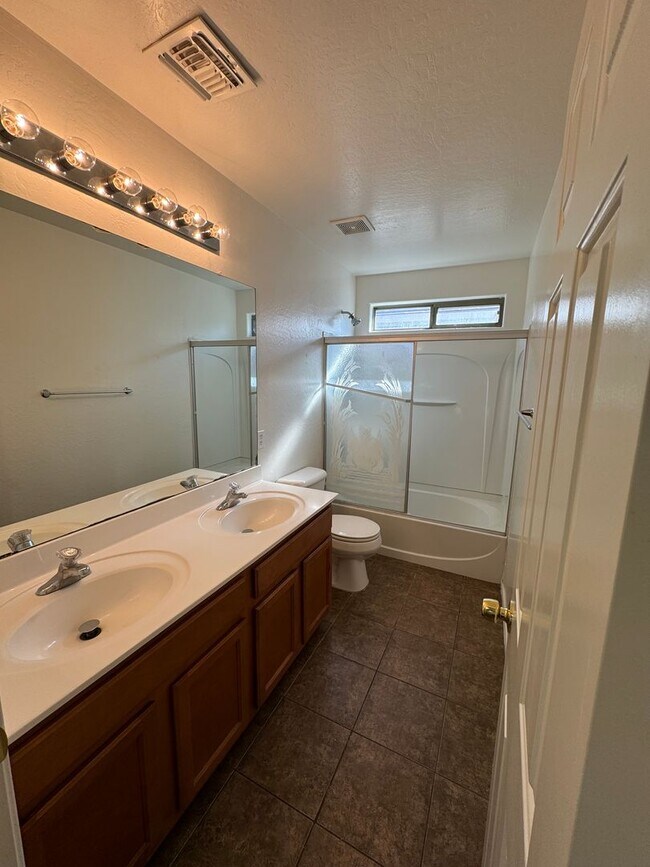 Building Photo - Large 4 bedroom house- Laveen