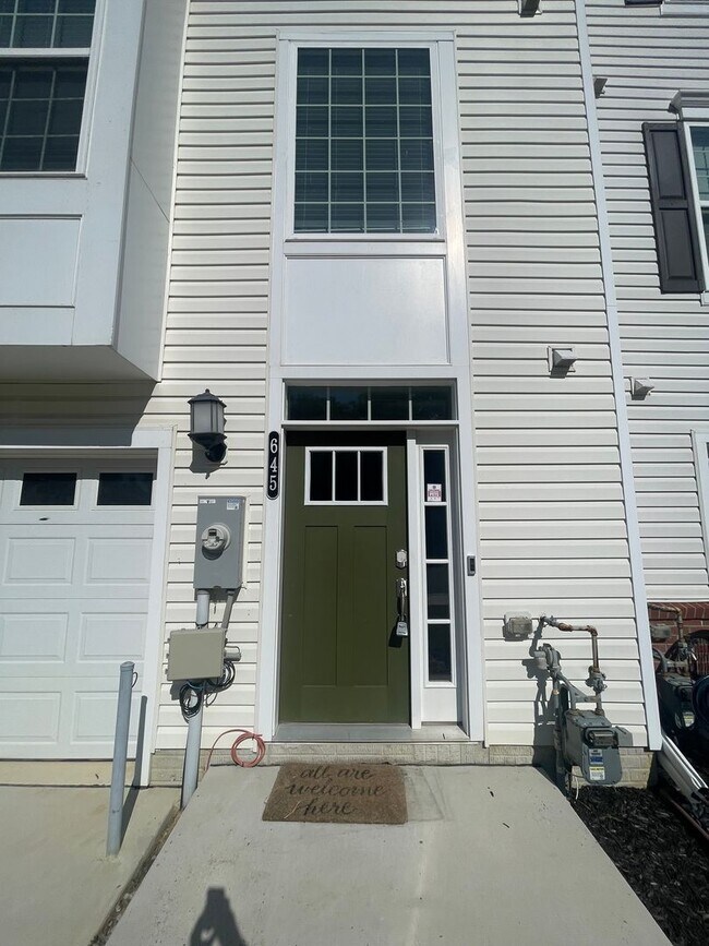 Building Photo - End of unit townhome in Trails at Beech Cr...