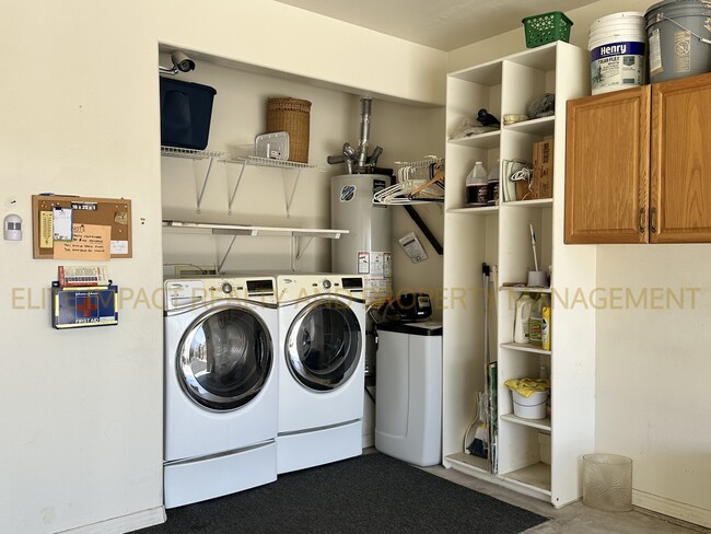 Building Photo - 585 W Deerview Ct