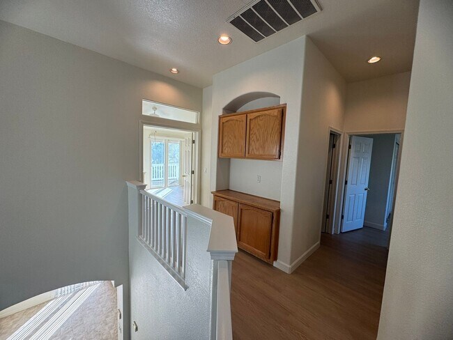 Building Photo - Spacious 2 Story Near Trails & Rose Park