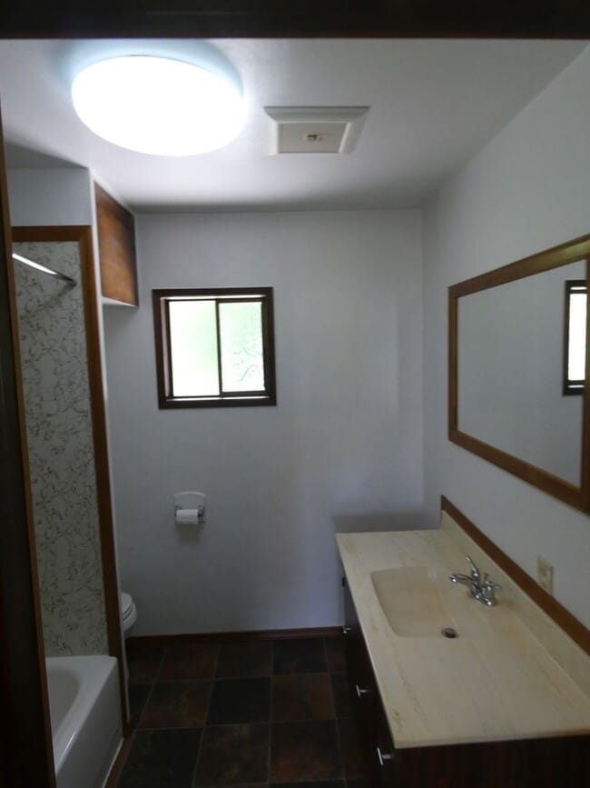 Building Photo - 71 Saghalie Trl