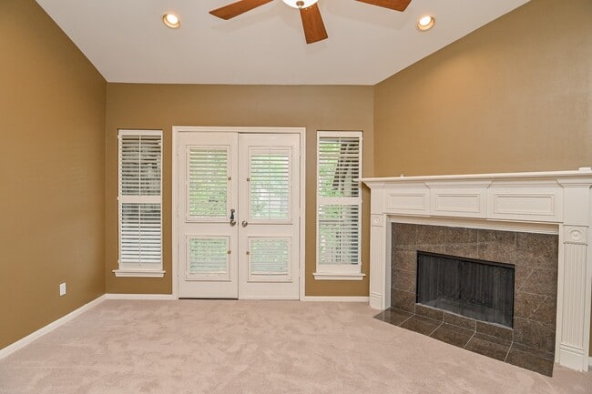 Building Photo - 294 Sugar Berry Cir