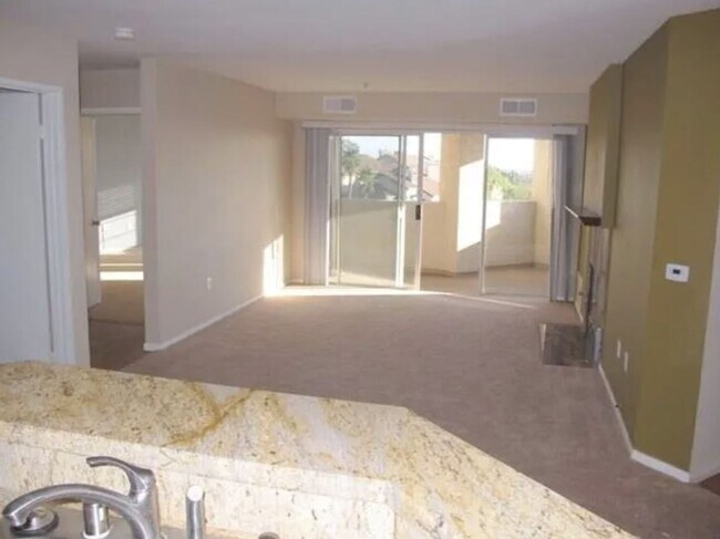 Building Photo - 3 Bedroom, 2 Bathroom Ground-Level Condo f...