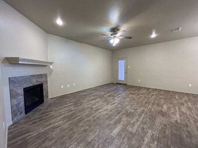 Building Photo - Beautiful Townhome Located Near Texas Tech Campus!