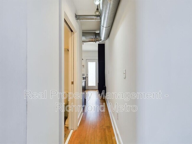 Building Photo - 1639 W Cary St