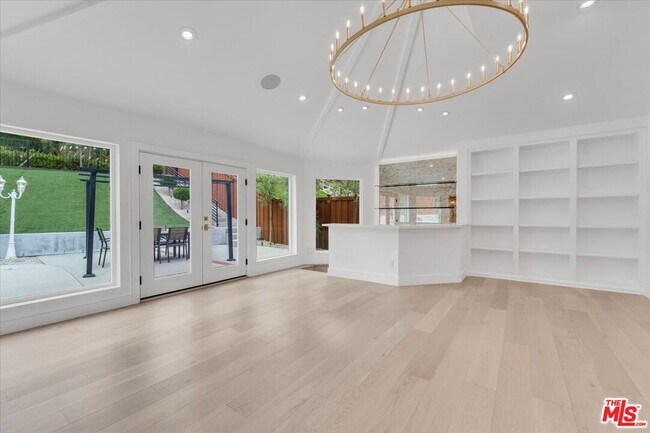 Building Photo - 5717 Oso Ave