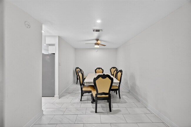 Building Photo - 11230 Bandlon Dr