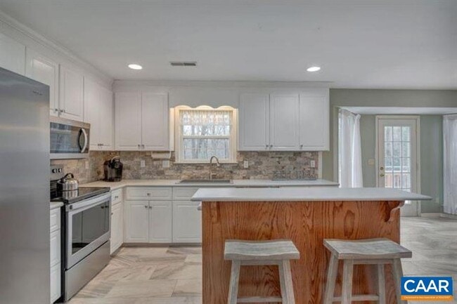 Building Photo - 1150 River Oaks Ln