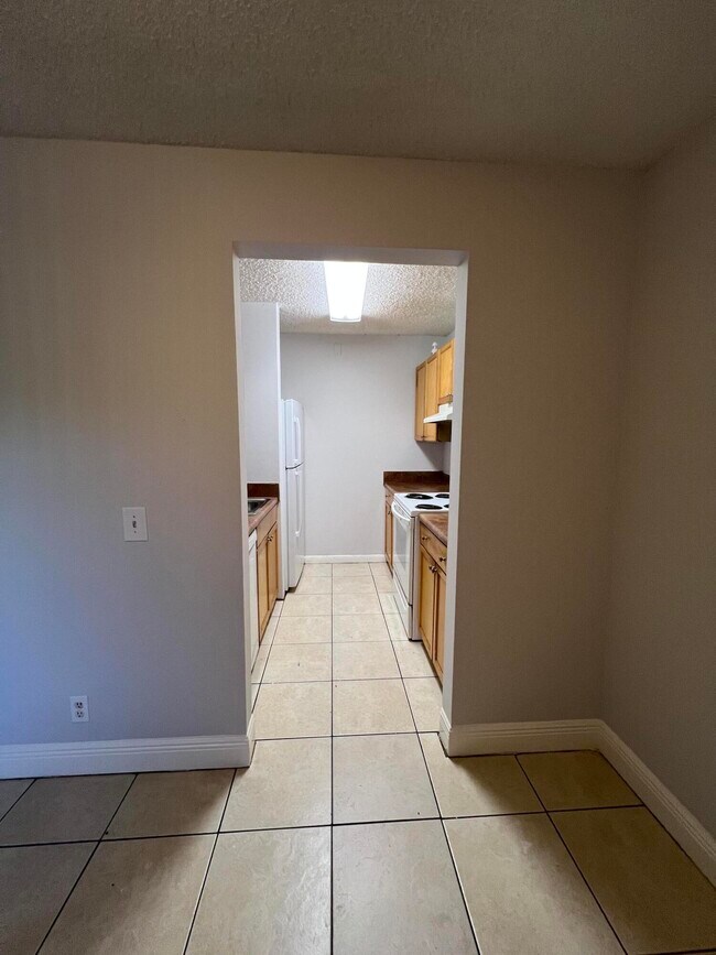 Building Photo - 814 Meadows Cir