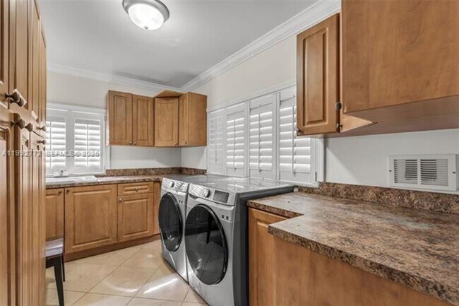 Building Photo - 1550 Taragona Dr