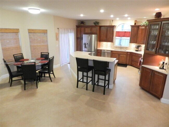 Building Photo - 210 La Costa Ct