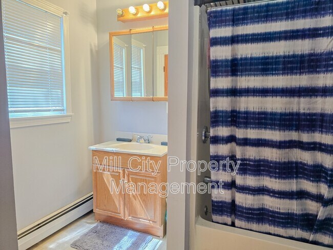 Building Photo - 463 Lake Ave