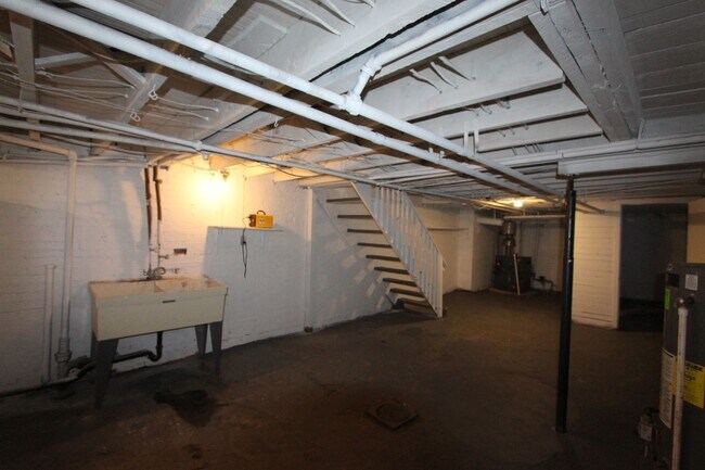 Building Photo - 1039 Mirror St