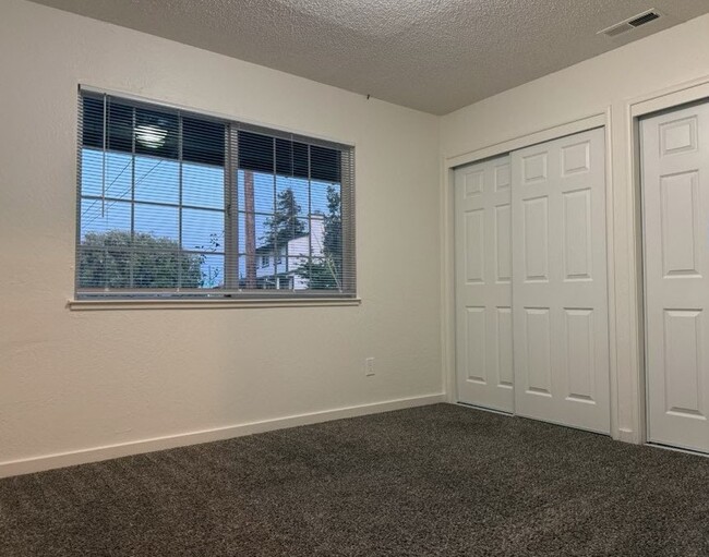Building Photo - 4310 Hillview Dr