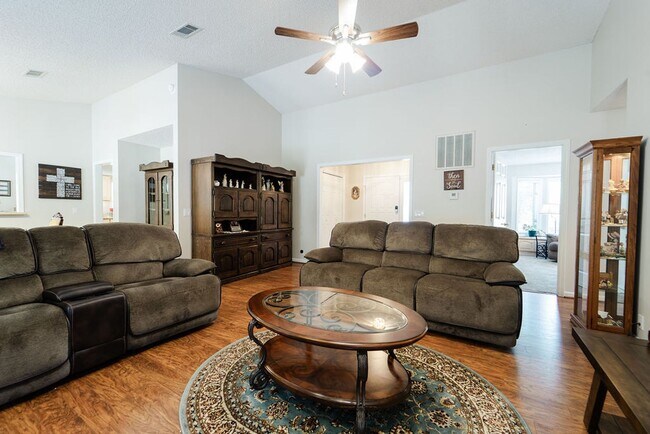 Building Photo - 3 Bed, 2 bath, in Hot Springs Village