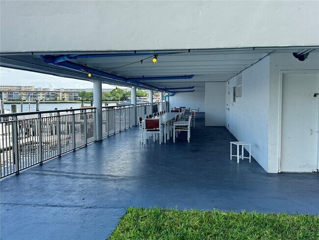 Building Photo - 18061 Biscayne Blvd