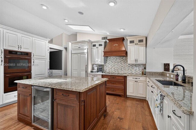Building Photo - 542 N Cypress Dr