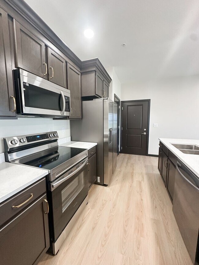 Building Photo - New! Beautiful 2 Bed, 2 Bath Apartment in ...