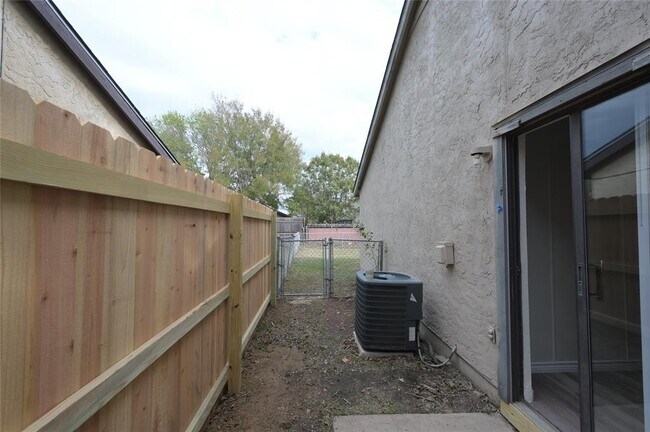 Building Photo - 916 Crockett St