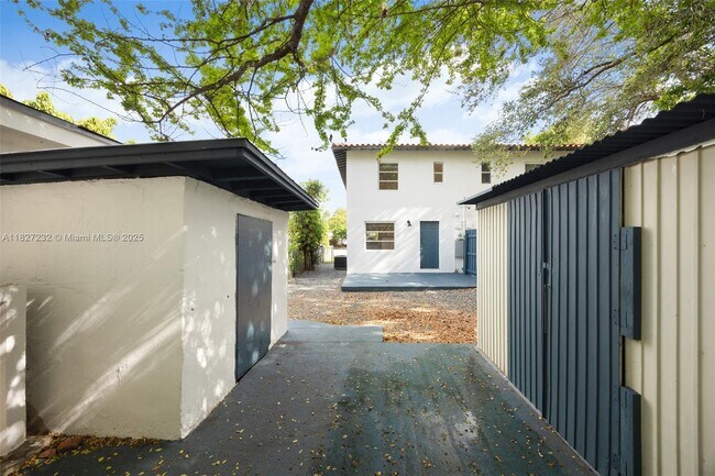 Building Photo - 2332 SW 26th Ln