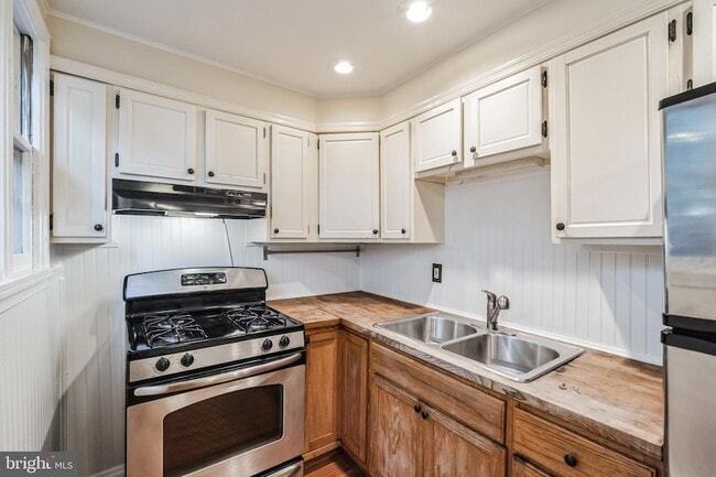 Building Photo - 455 Ripka St