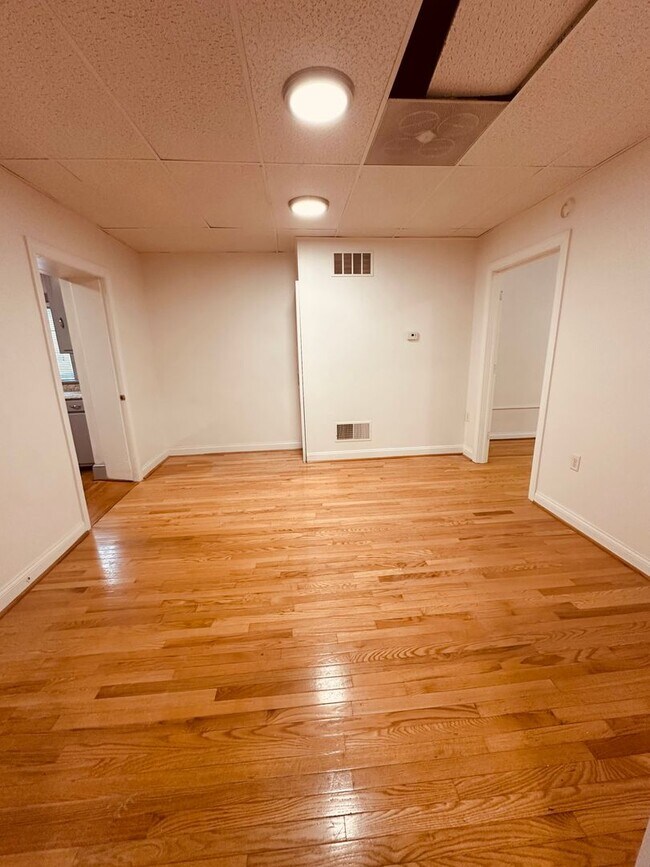 Building Photo - 102 E King St