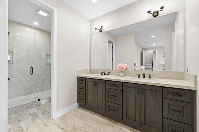 Building Photo - 5051 Savannah St