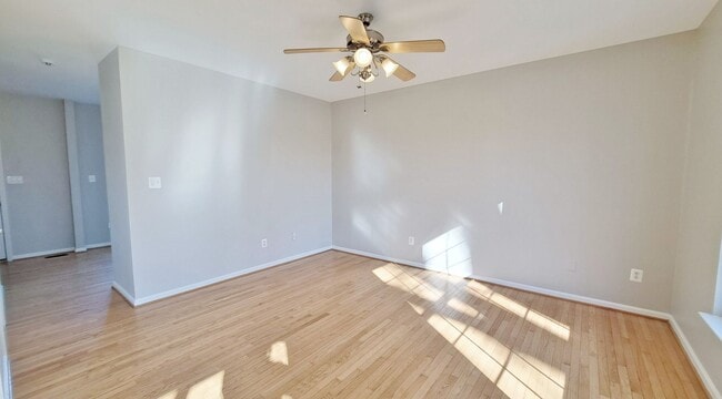 Building Photo - 3 Bed / 2-1/2 Bath Single Family Home w/1-Car garage