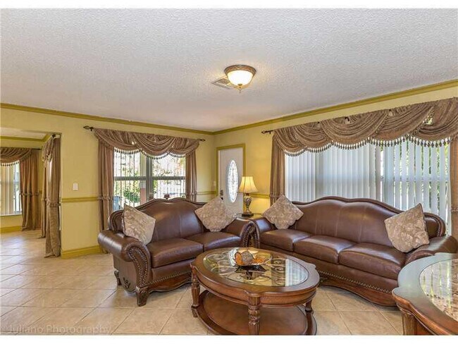 Building Photo - 160 SE 12th St