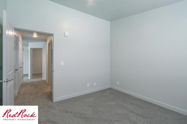 Building Photo - Charming 2 Bedroom End Unit Condo - Pet Friendly!