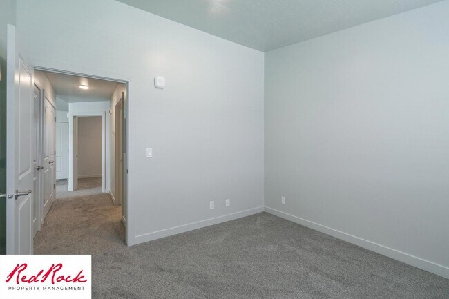 Building Photo - Inviting 2 Bedroom End Unit Condo - Pet Friendly!