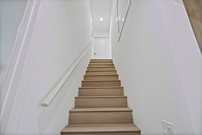 Building Photo - 6BD/4BA One Story Single Family House next...
