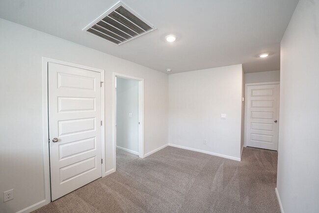 Building Photo - AVAILABLE NOW!